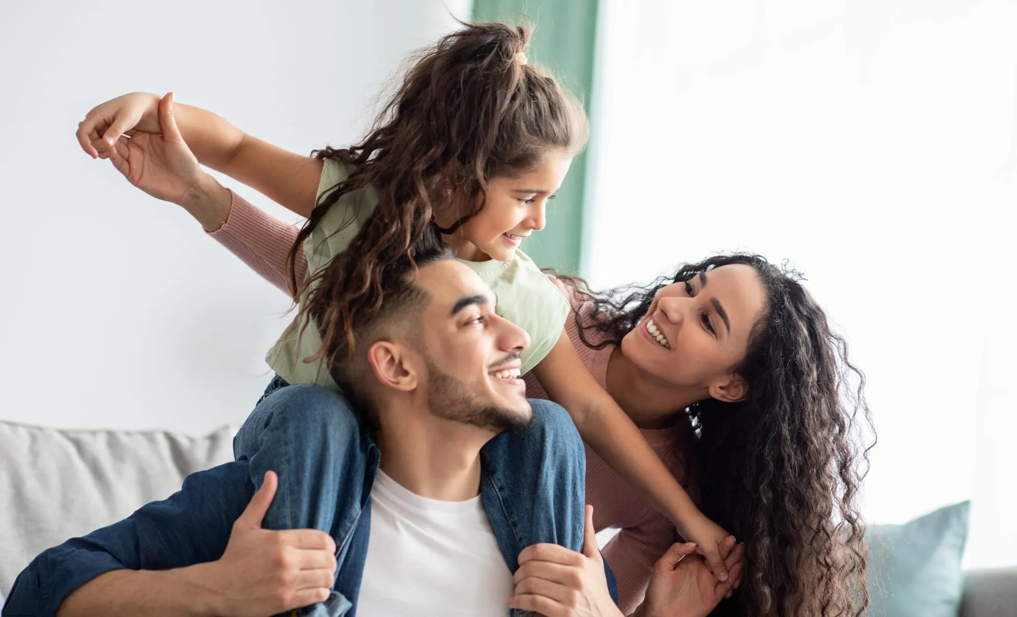 Família sorrindo e brincando junta em casa