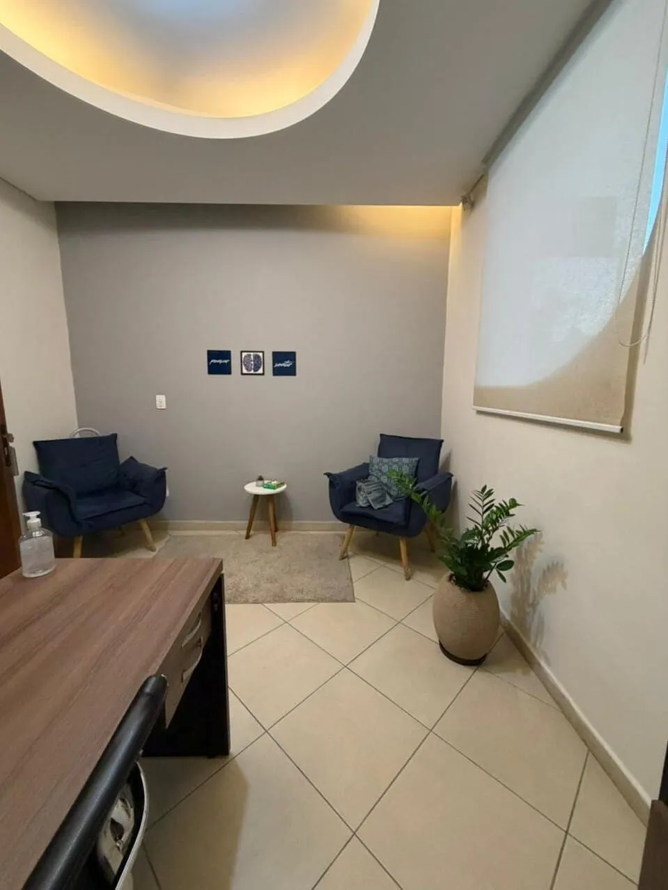 Sala de atendimento com duas poltronas azuis